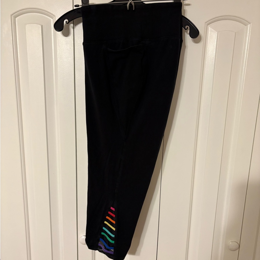 LIVI Active Capri leggings- size 22/24- rainbow detail